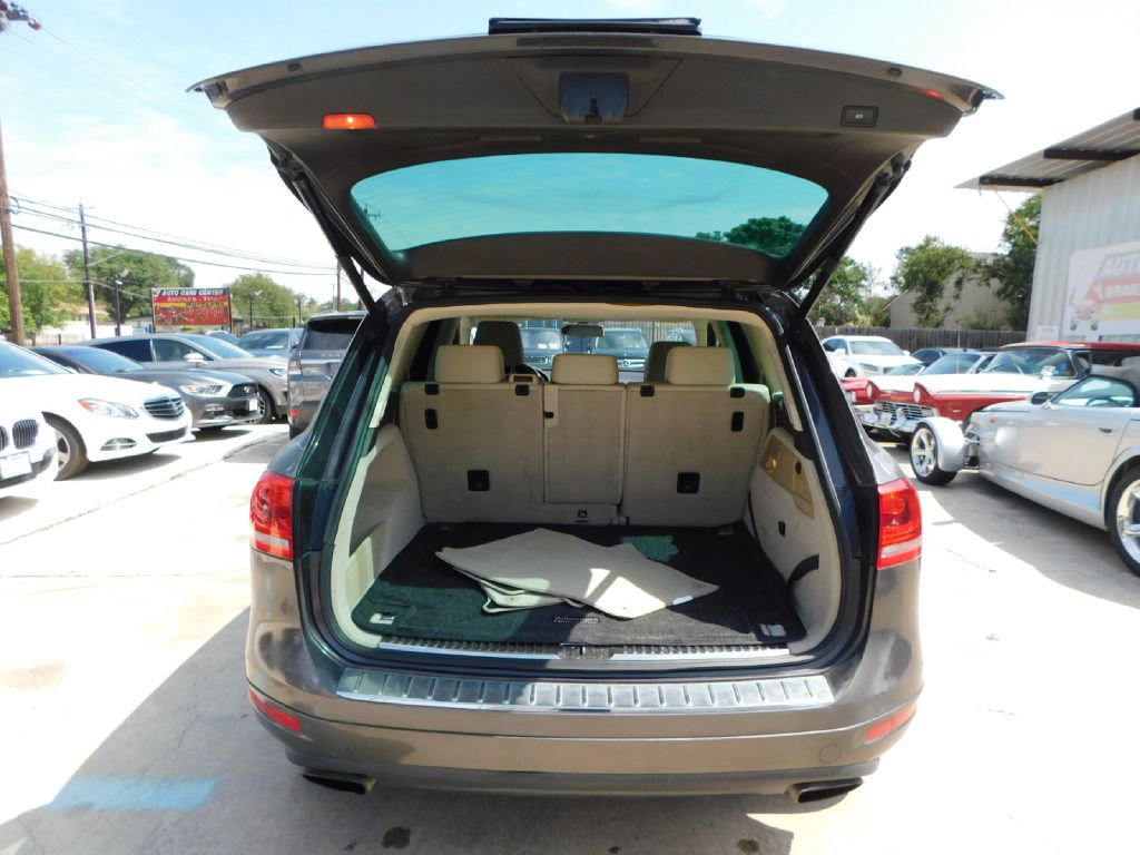 Used 2013 Volkswagen Touareg Sport image 21