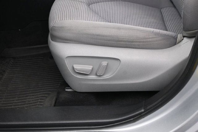 Used 2022 Toyota Highlander LE AWD/4WD image 19