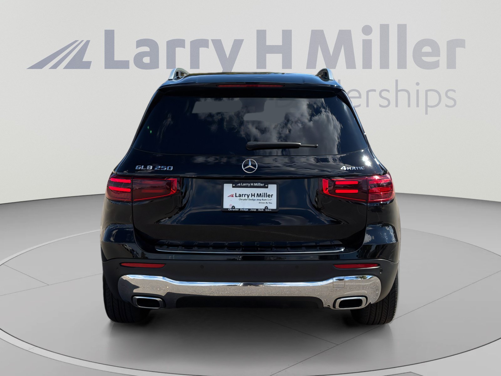 Used 2025 Mercedes-Benz GLB 250 4MATIC image 5