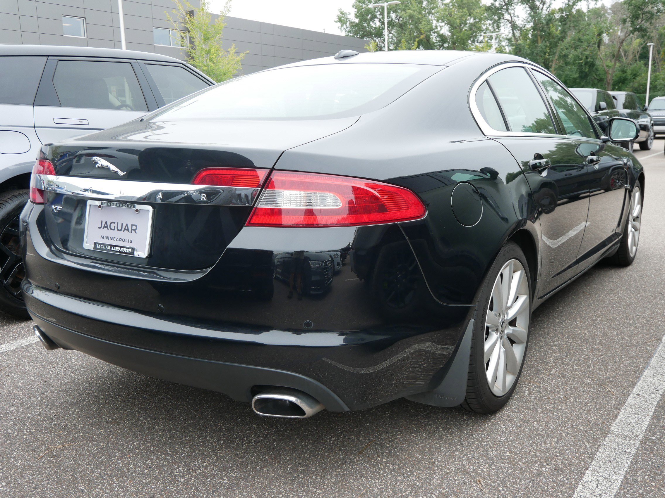 Used 2011 Jaguar XF Premium image 4