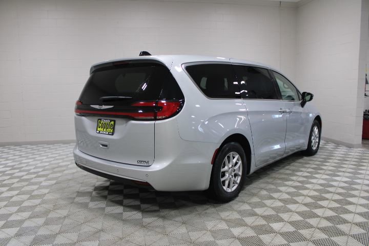 Used 2024 Chrysler Pacifica Touring-L image 11