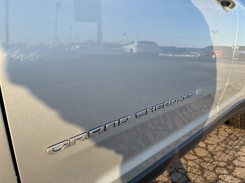 New 2025 Jeep Grand Cherokee L Laredo image 9
