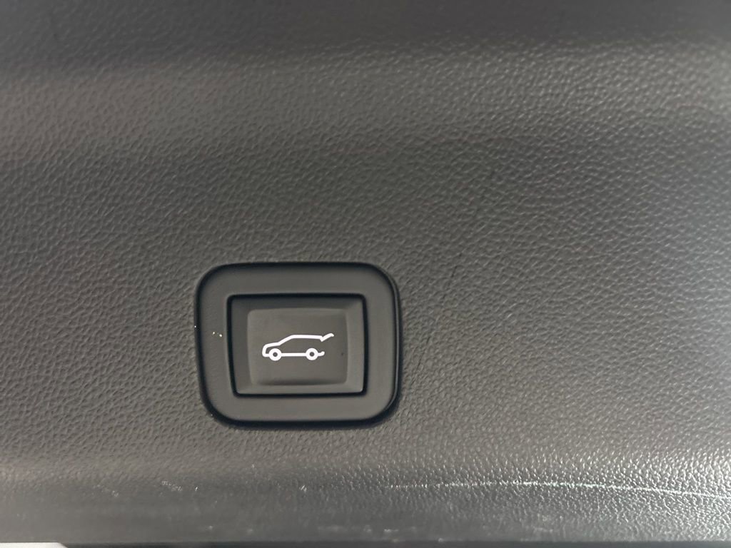 Used 2023 Chevrolet Suburban Premier image 7