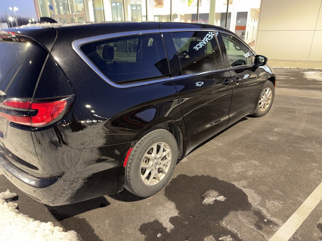 Used 2024 Chrysler Pacifica Touring-L image 3