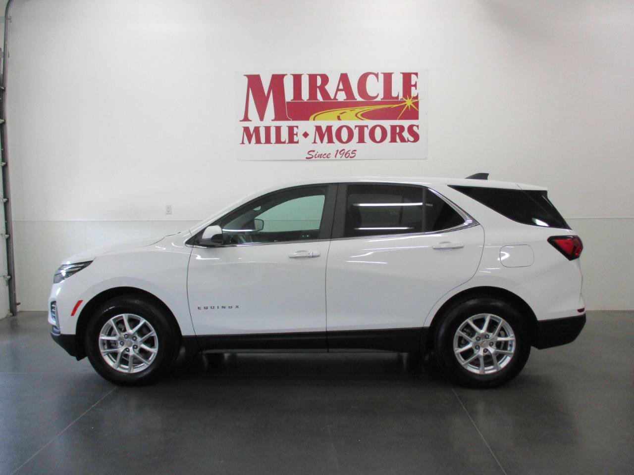 Used 2023 Chevrolet Equinox LT w/ Driver Convenience Package AWD/4WD image 2