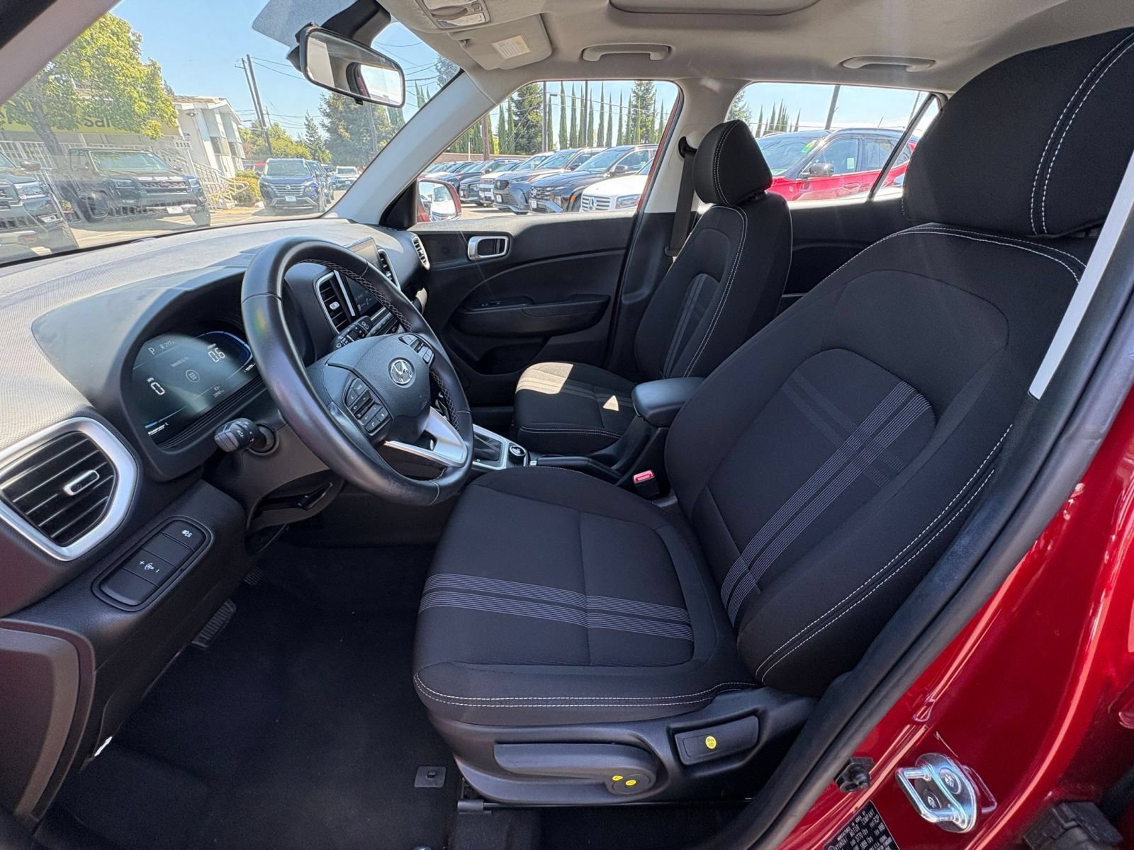 Used 2025 Hyundai Venue SEL FWD image 25