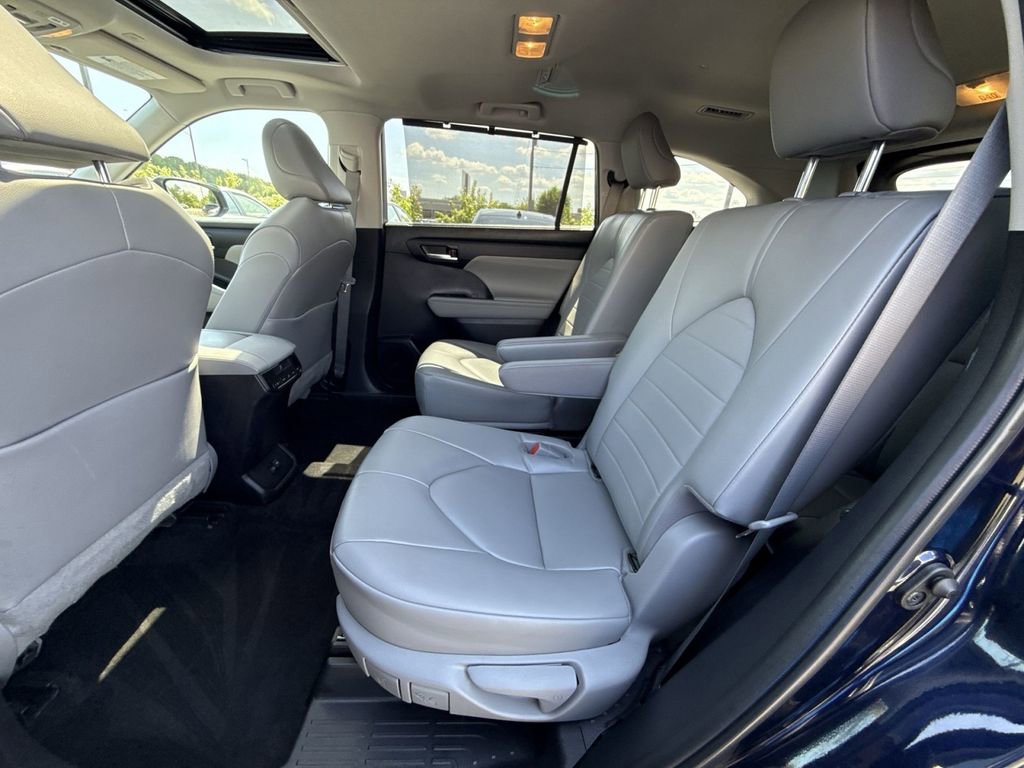 Used 2023 Toyota Highlander XLE AWD/4WD image 24