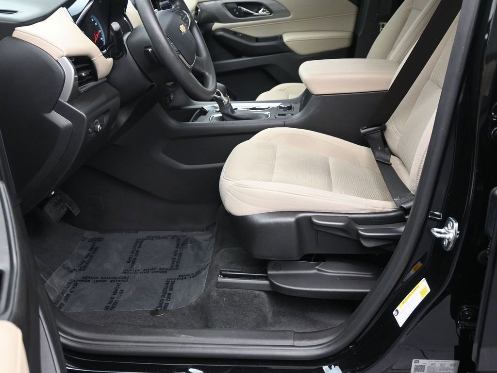 Used 2023 Chevrolet Traverse LS image 16