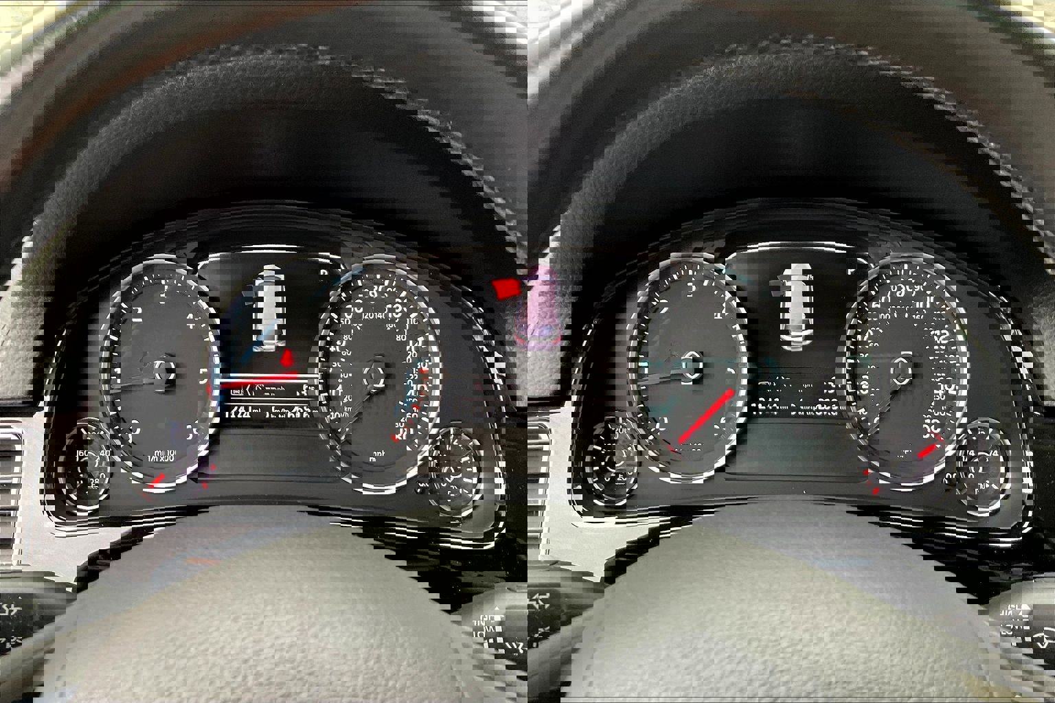 Used 2016 Volkswagen Touareg Sport image 20