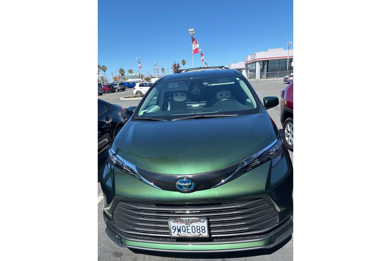 Used 2025 Toyota Sienna LE FWD image 2