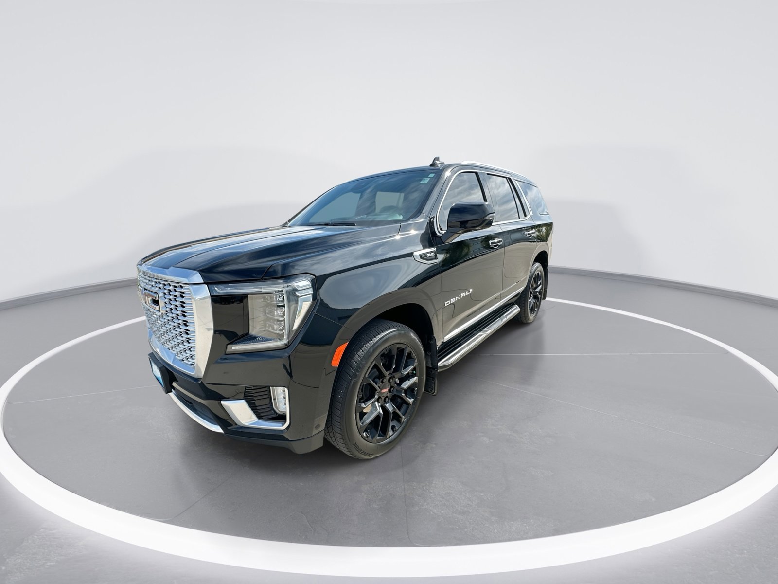 Used 2024 GMC Yukon Denali w/ Advanced Technology Package AWD/4WD image 4