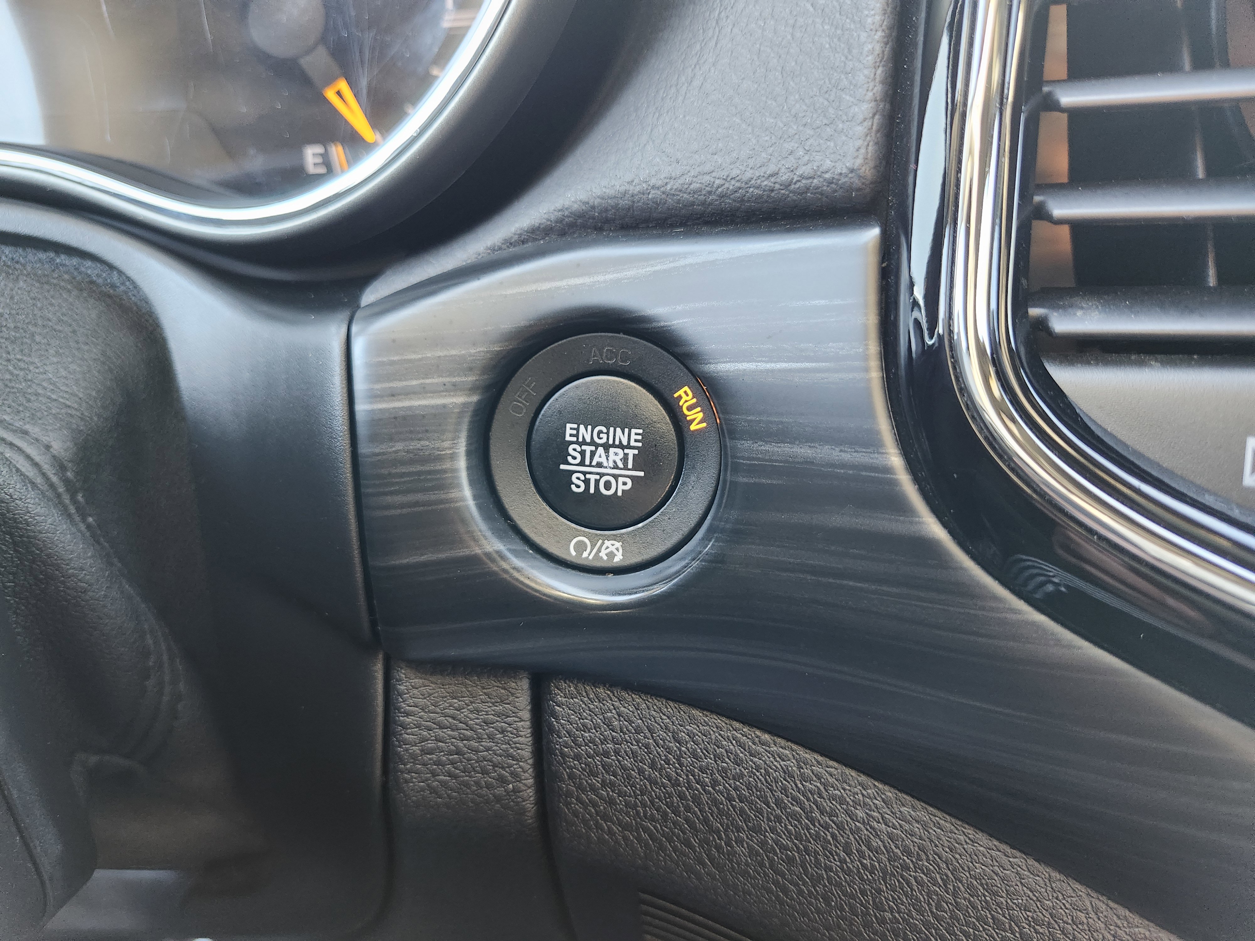 Used 2019 Jeep Grand Cherokee Altitude AWD/4WD image 10