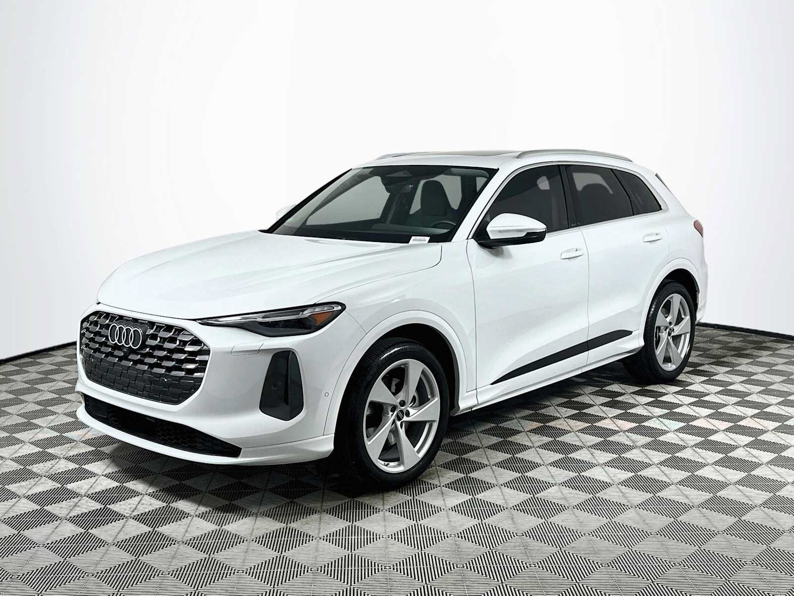 Certified 2025 Audi Q5 Prestige AWD/4WD image 3