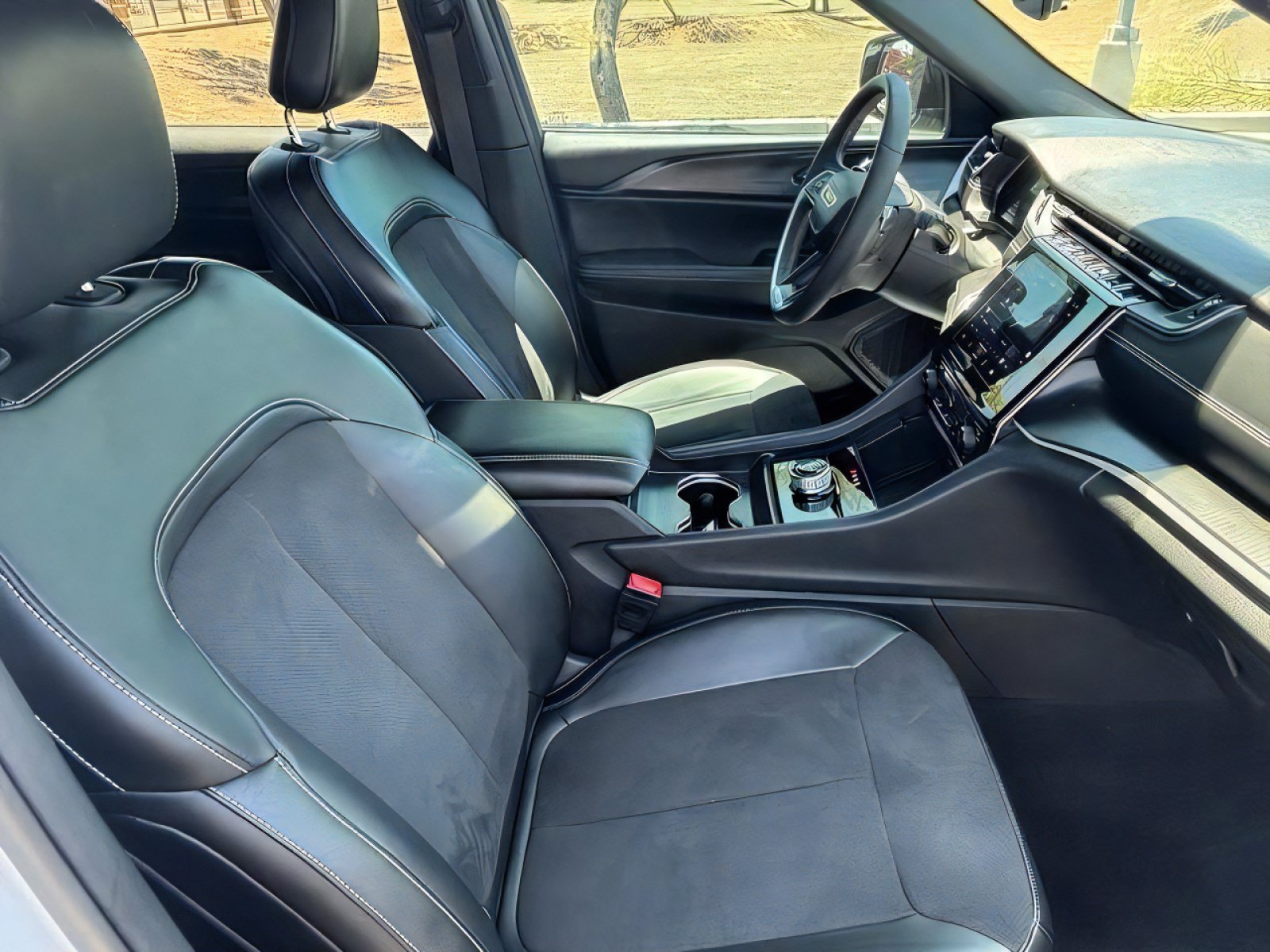 Used 2025 Jeep Grand Cherokee L Altitude RWD image 31