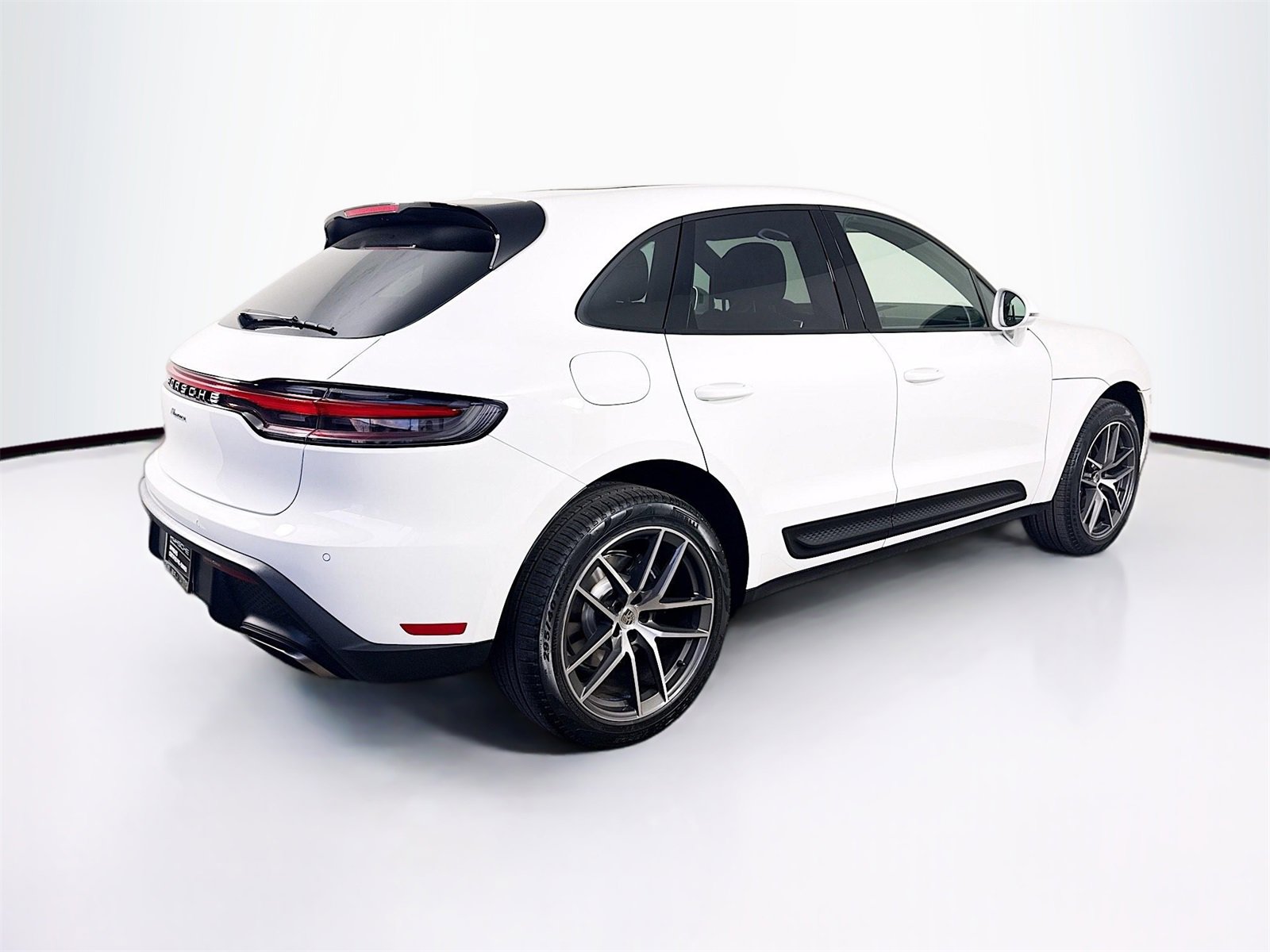 Certified 2024 Porsche Macan image 9