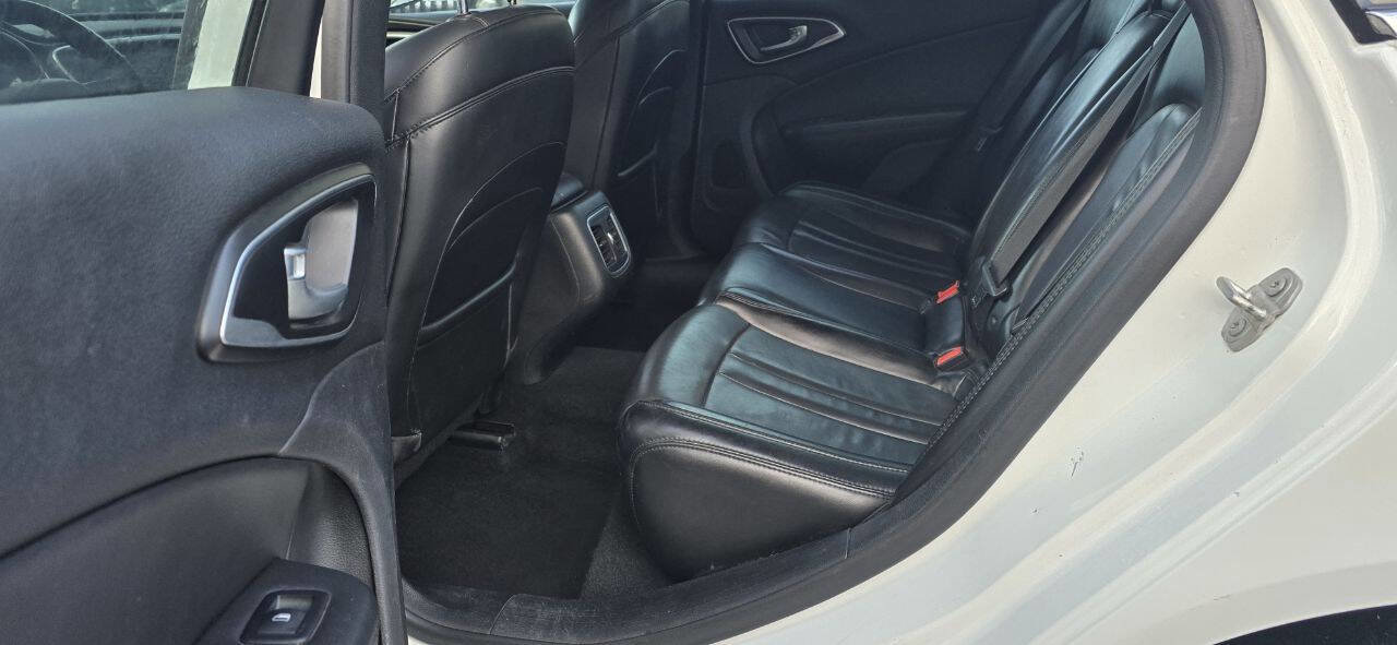 Used 2017 Chrysler 200 Limited Platinum w/ Comfort & Convenience Group image 13