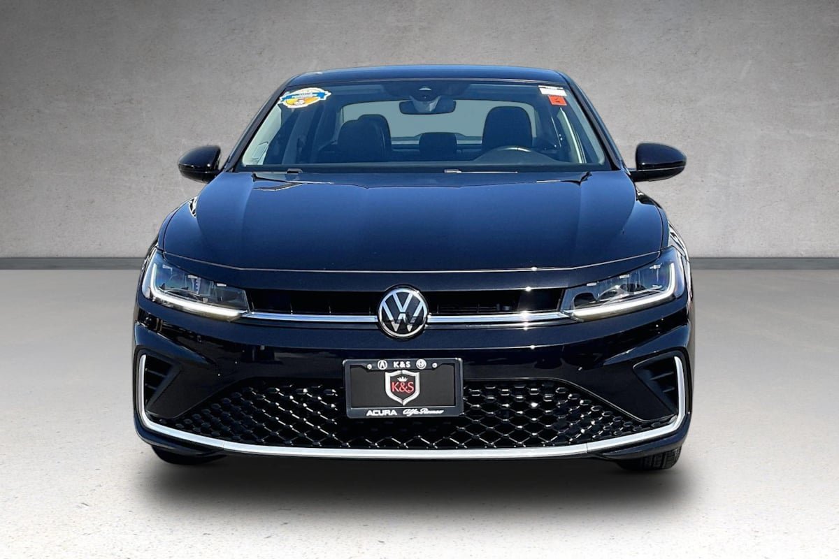 Used 2025 Volkswagen Jetta SE FWD image 3