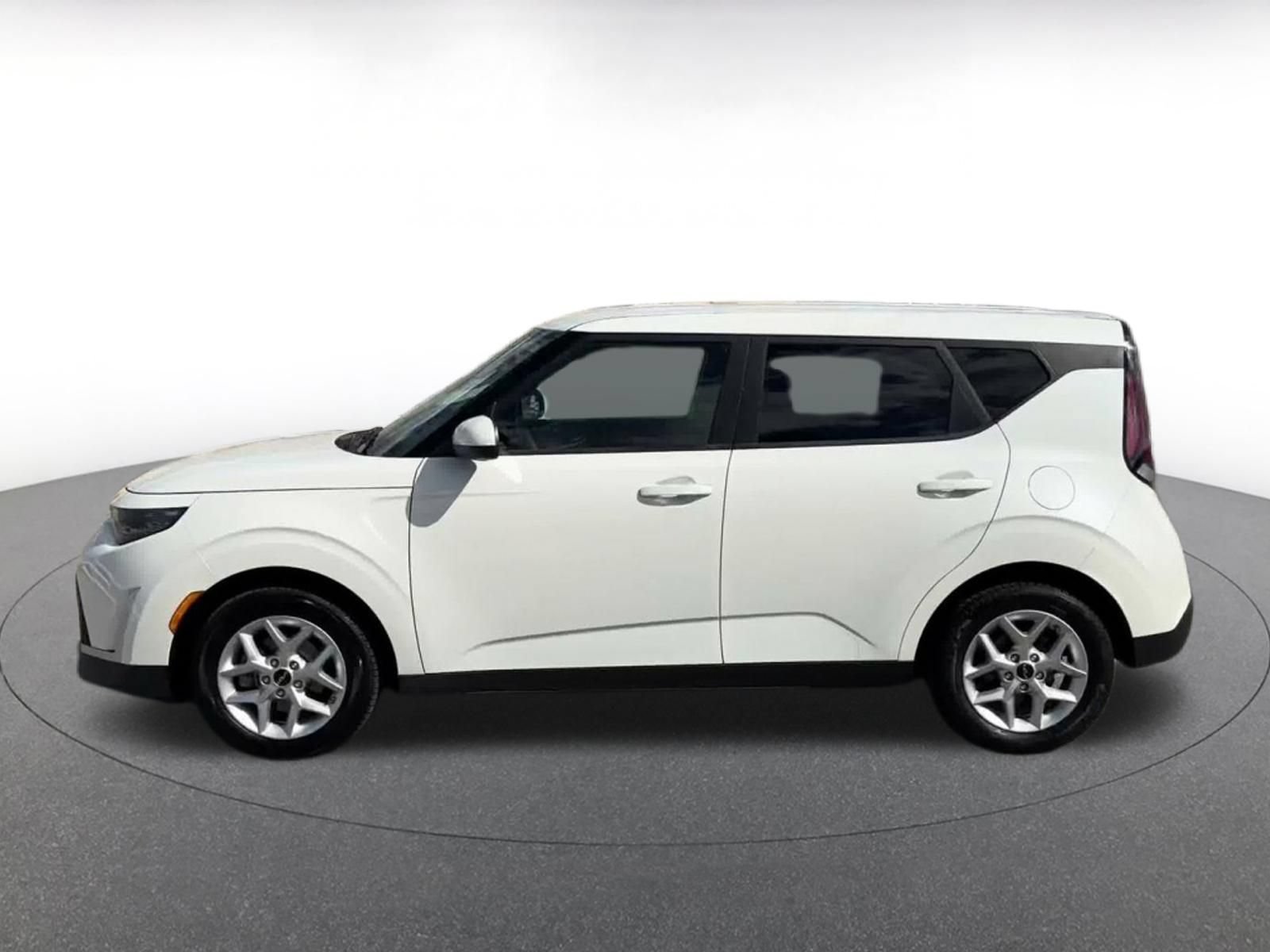 Used 2025 Kia Soul LX w/ LX Technology Package FWD image 8