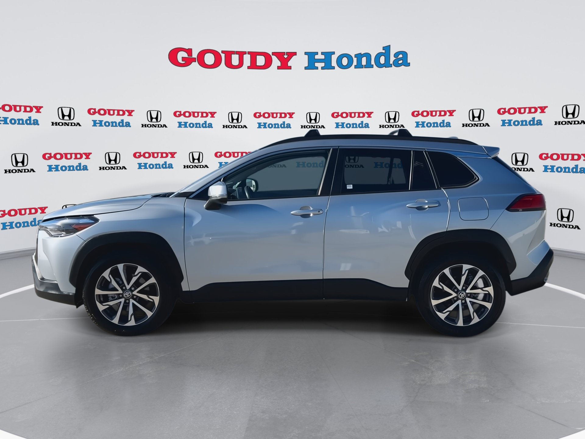 Used 2024 Toyota Corolla Cross XLE w/ Convenience Package FWD image 5