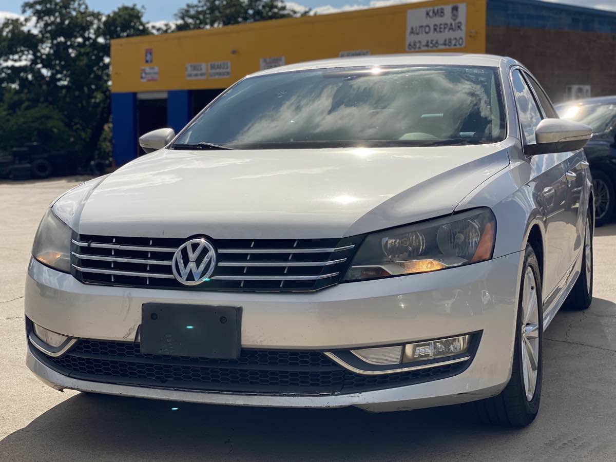 Used 2012 Volkswagen Passat 2.5 SEL FWD image 2