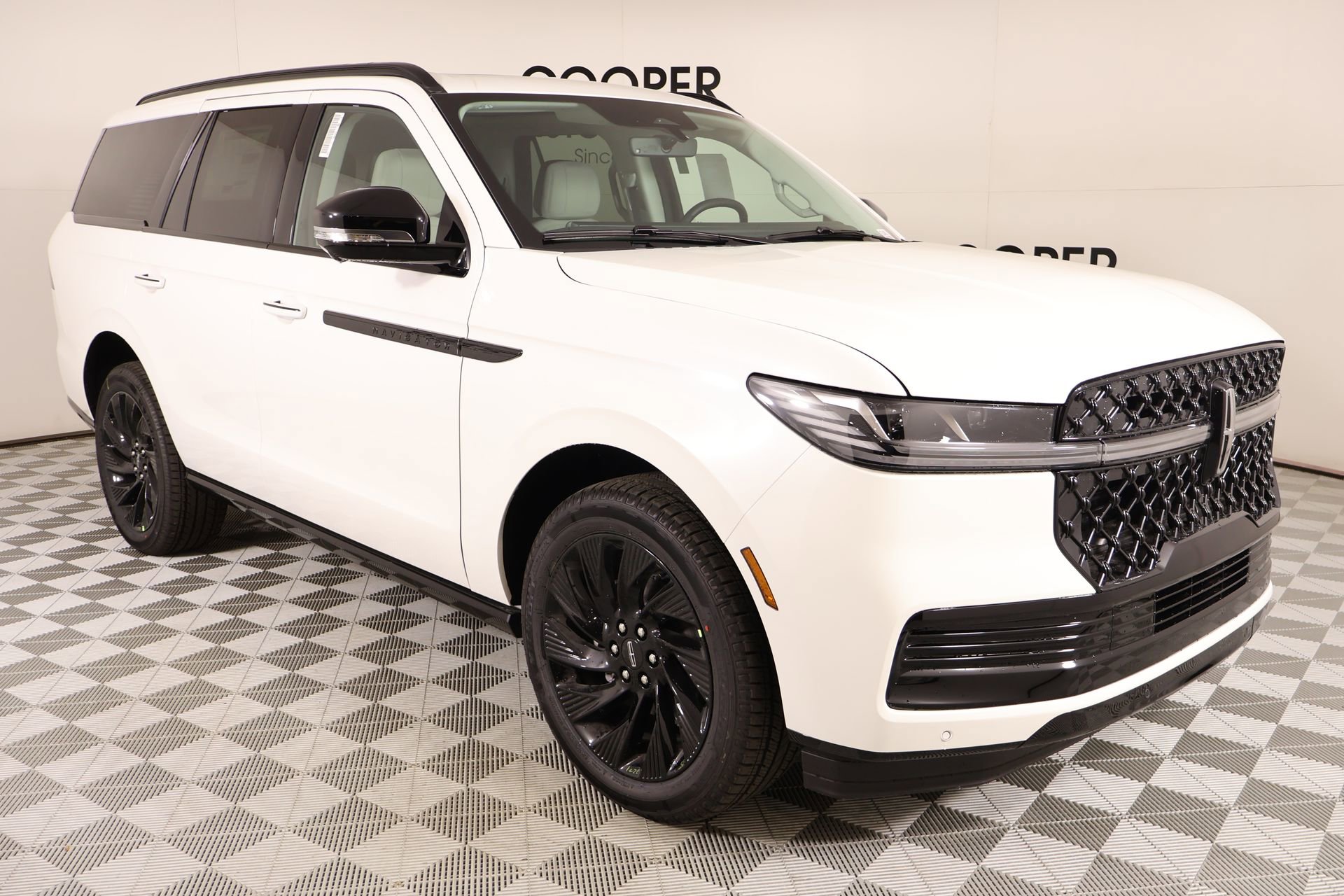 New 2026 Lincoln Navigator Reserve w/ Jet Appearance Package image 1