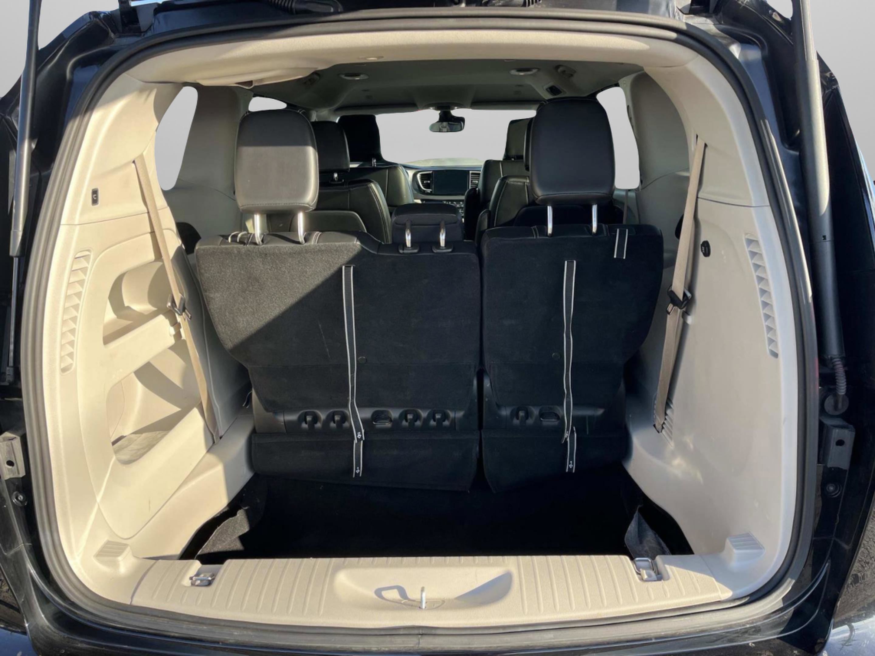 Used 2024 Chrysler Pacifica Touring-L image 11