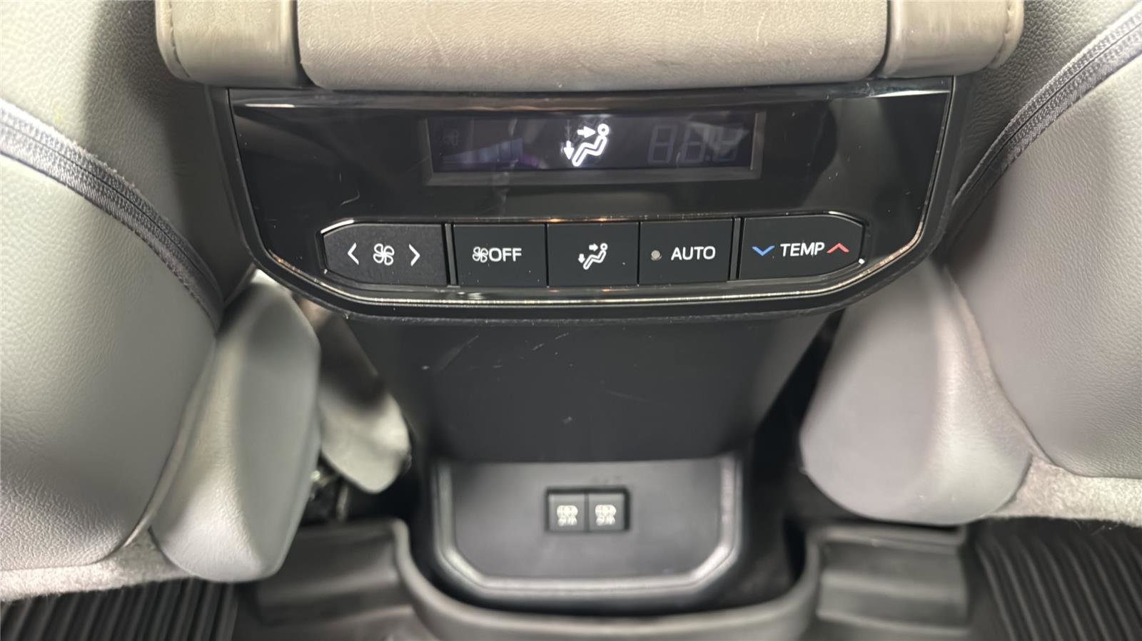 Used 2020 Toyota Highlander XLE FWD image 28