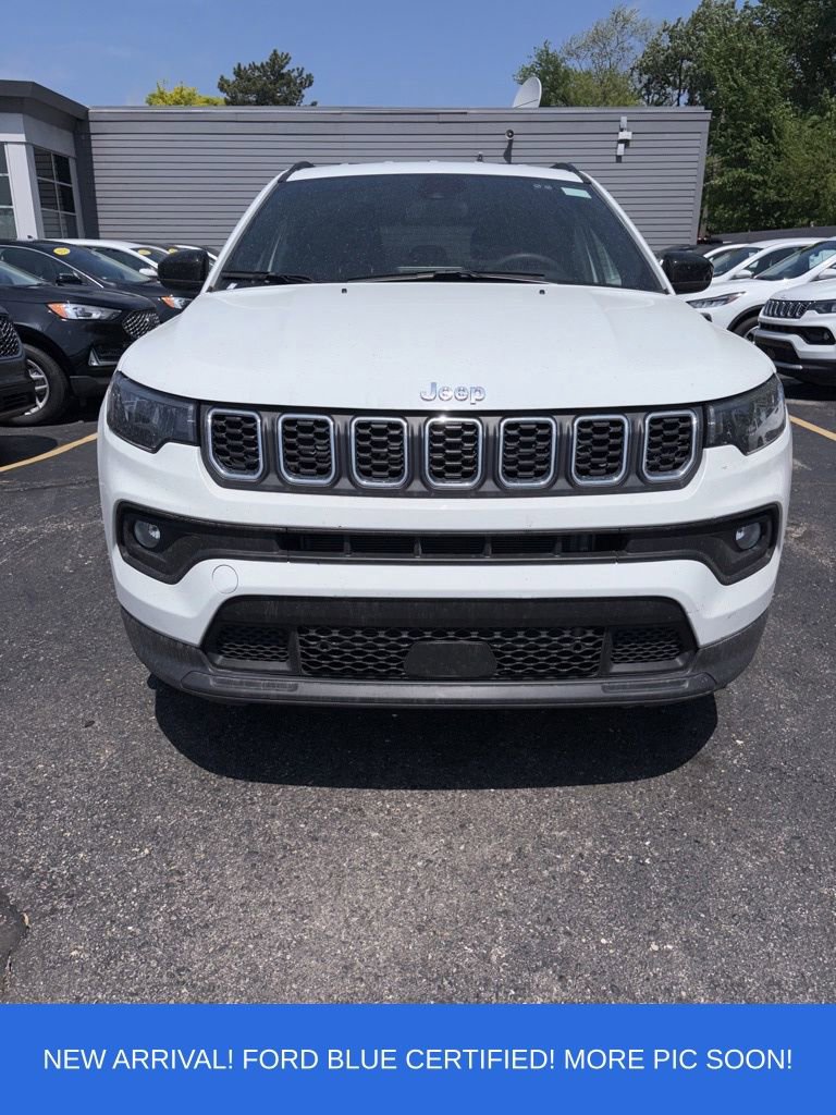 Used 2025 Jeep Compass Latitude AWD/4WD image 7