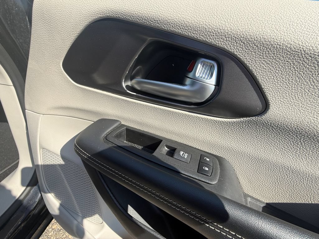Used 2024 Chrysler Pacifica Touring-L FWD image 42