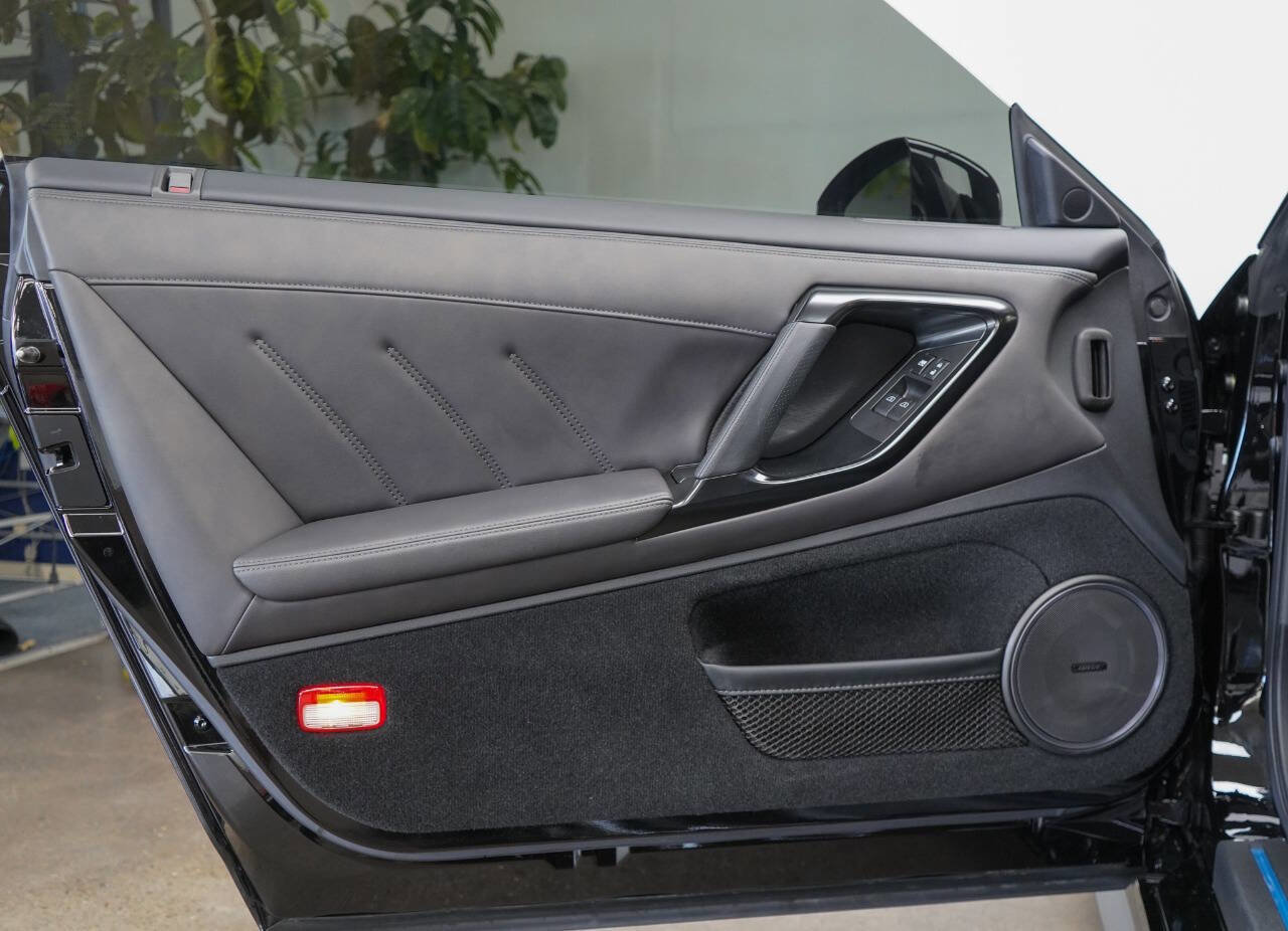 Used 2021 Nissan GT-R Premium image 40