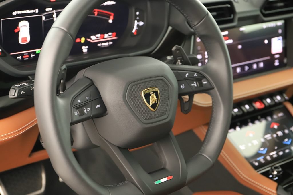 Used 2025 Lamborghini Urus SE AWD/4WD image 16