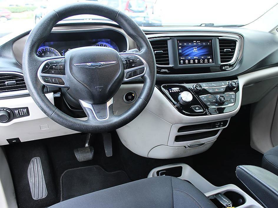 Used 2019 Chrysler Pacifica LX FWD image 14