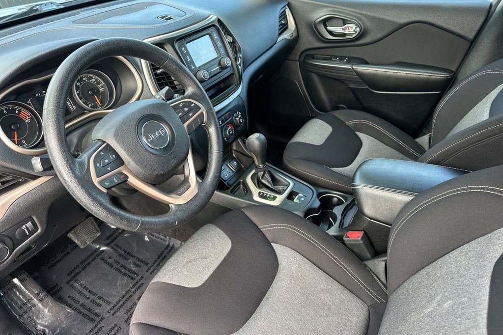 Used 2016 Jeep Cherokee Sport FWD image 10