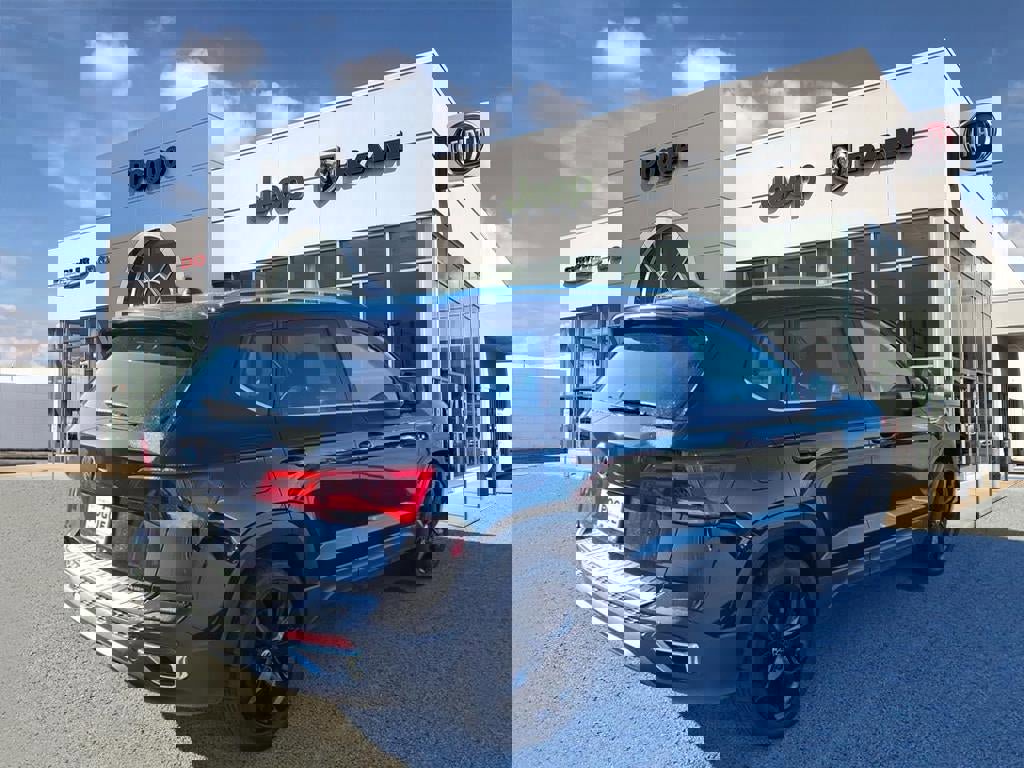 Used 2023 Volkswagen Taos SE image 2