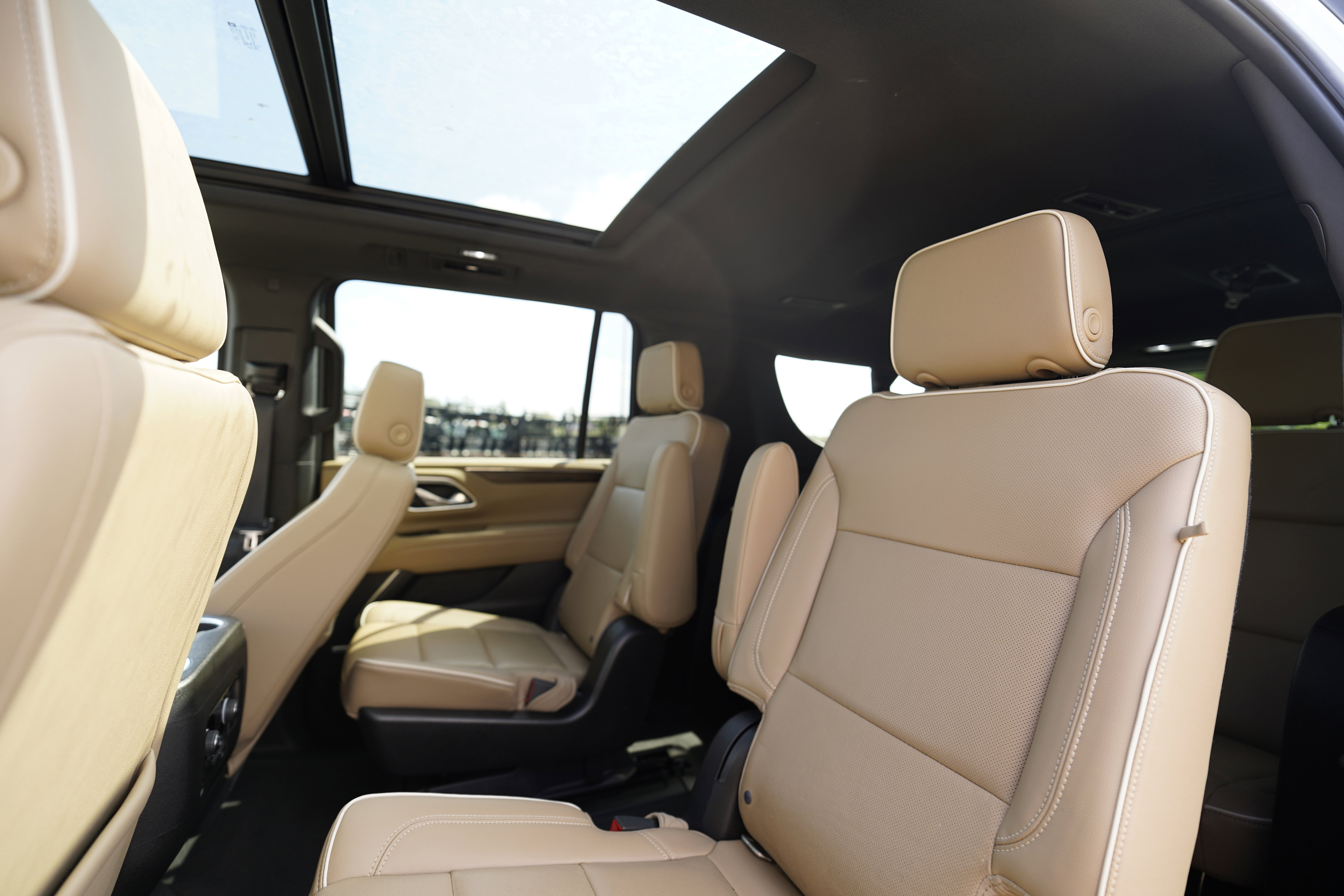 Used 2021 Chevrolet Suburban Premier w/ Premium Package RWD image 11