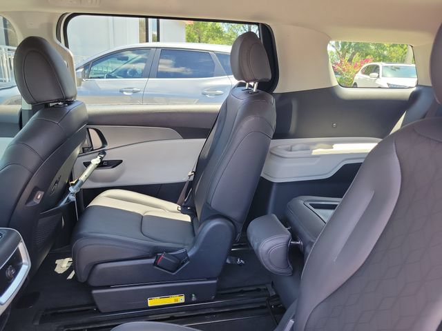Used 2024 Kia Carnival LX FWD image 13