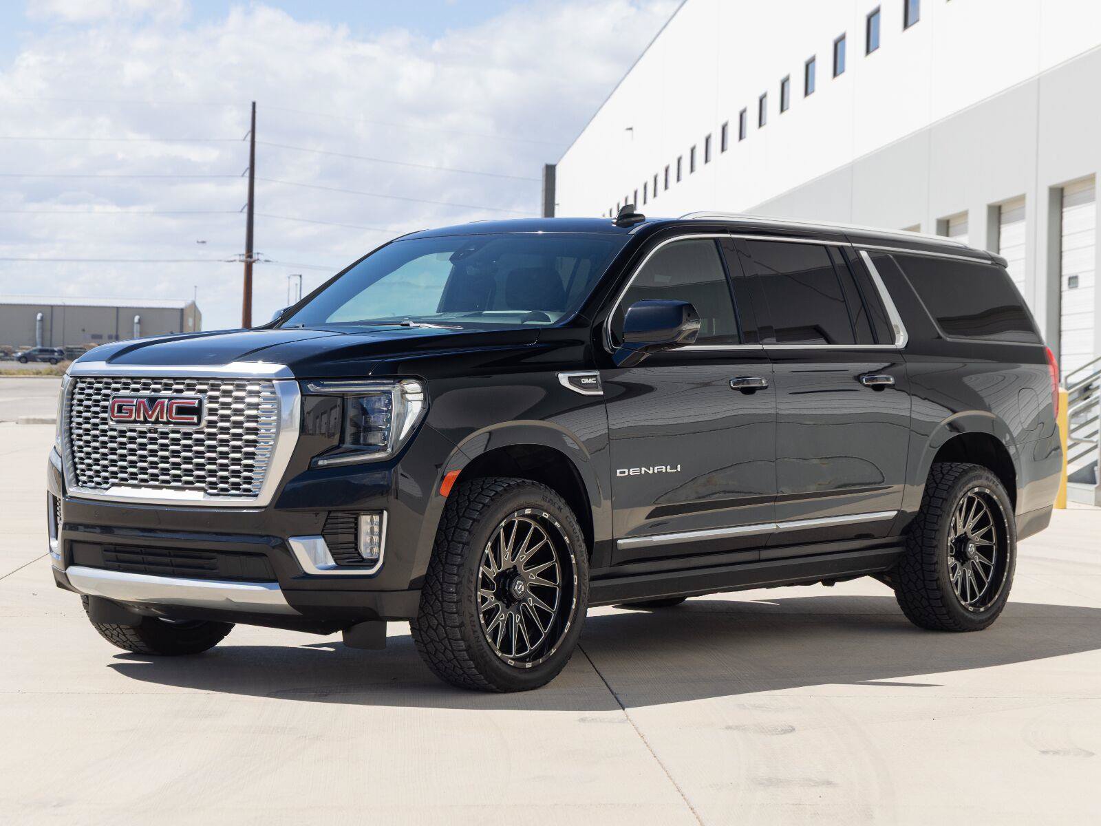 Used 2021 GMC Yukon XL Denali w/ Denali Premium Package AWD/4WD image 7