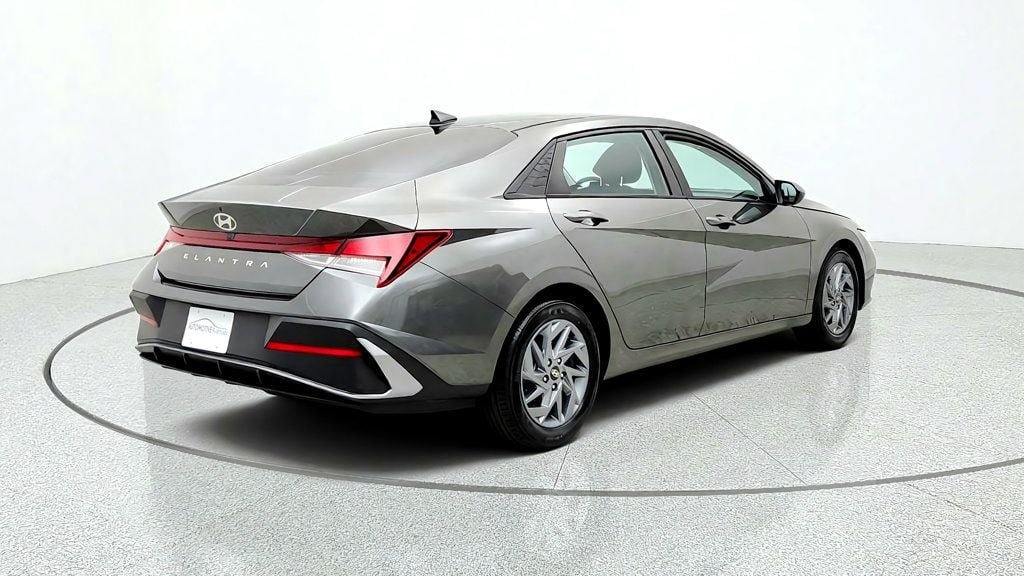 Used 2024 Hyundai Elantra SEL FWD image 5