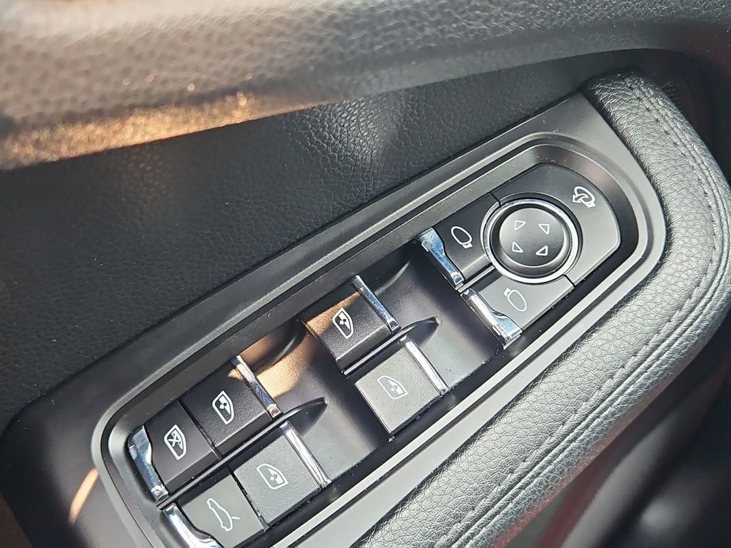 Used 2023 Porsche Macan image 12