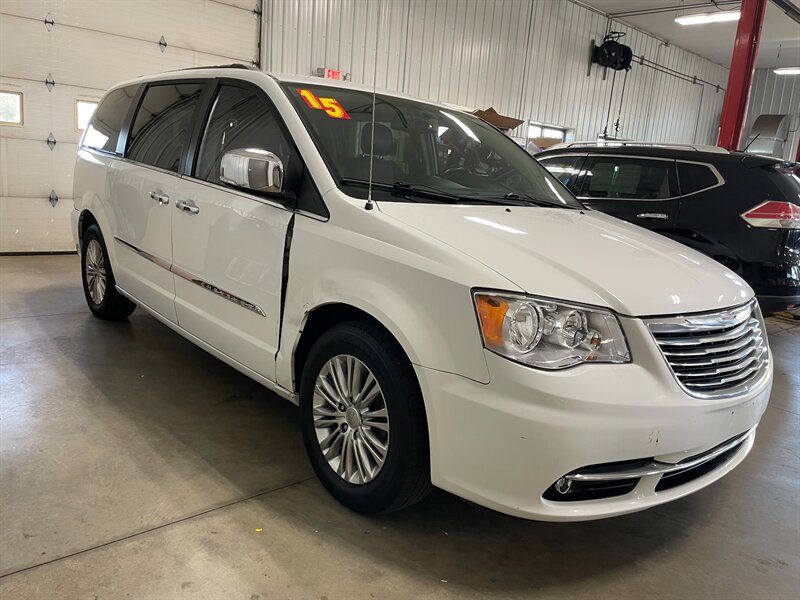 Used 2015 Chrysler Town & Country Touring-L w/ Driver Convenience Group FWD image 4