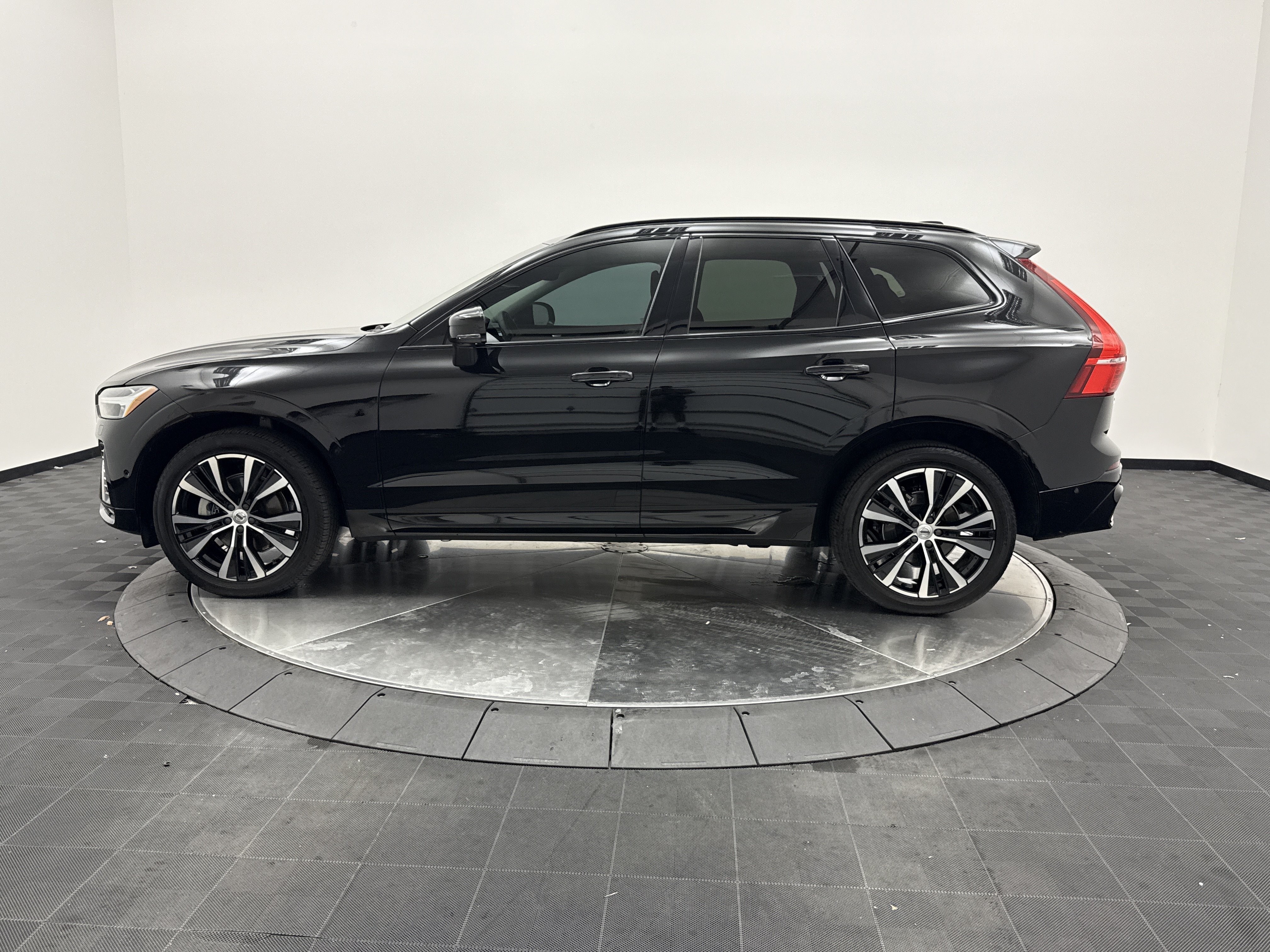 Certified 2023 Volvo XC60 B5 Plus w/ Climate Package FWD image 4