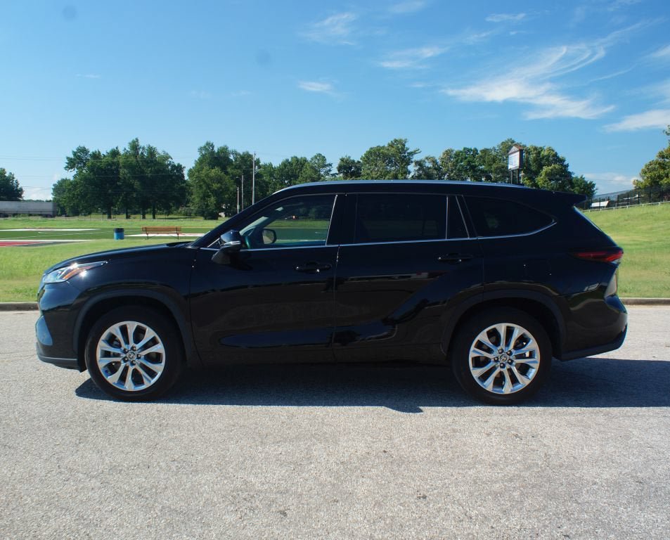 Used 2024 Toyota Highlander Limited FWD image 13