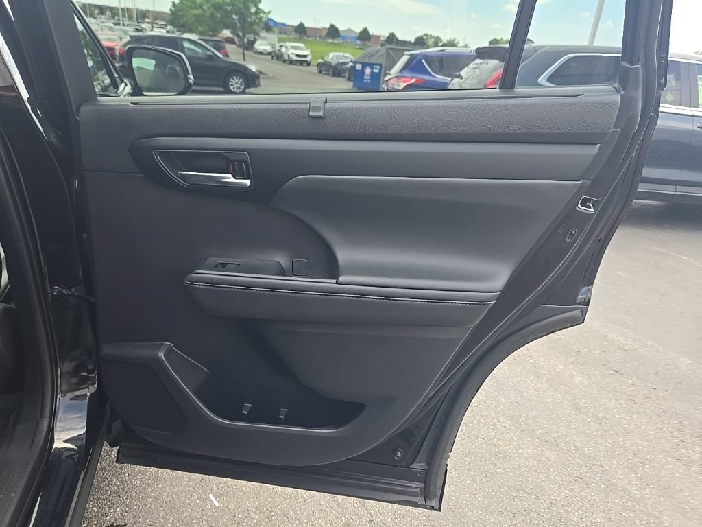 Used 2021 Toyota Highlander XLE AWD/4WD image 31