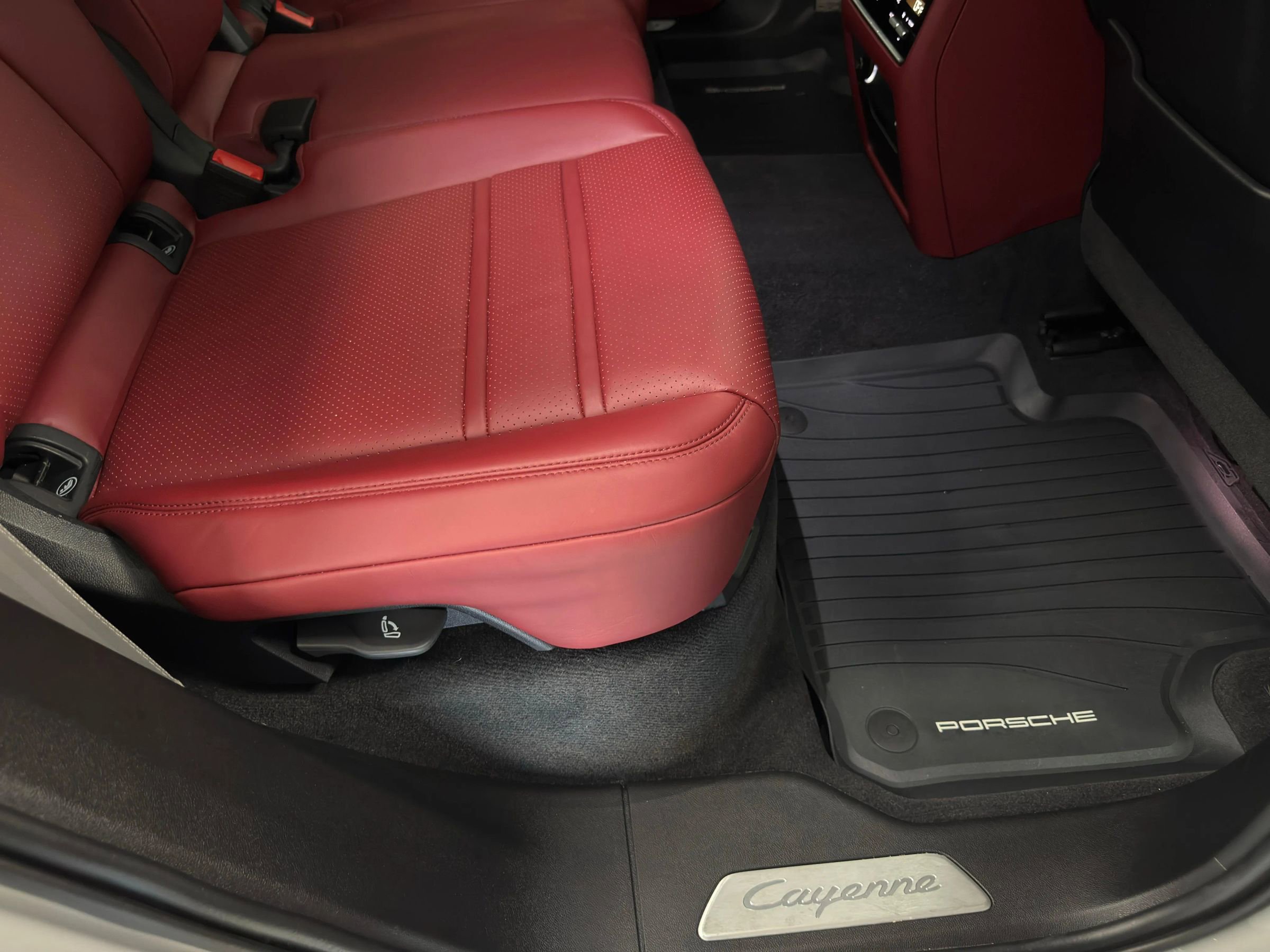 Used 2022 Porsche Cayenne Platinum Edition w/ Premium Package Plus AWD/4WD image 17