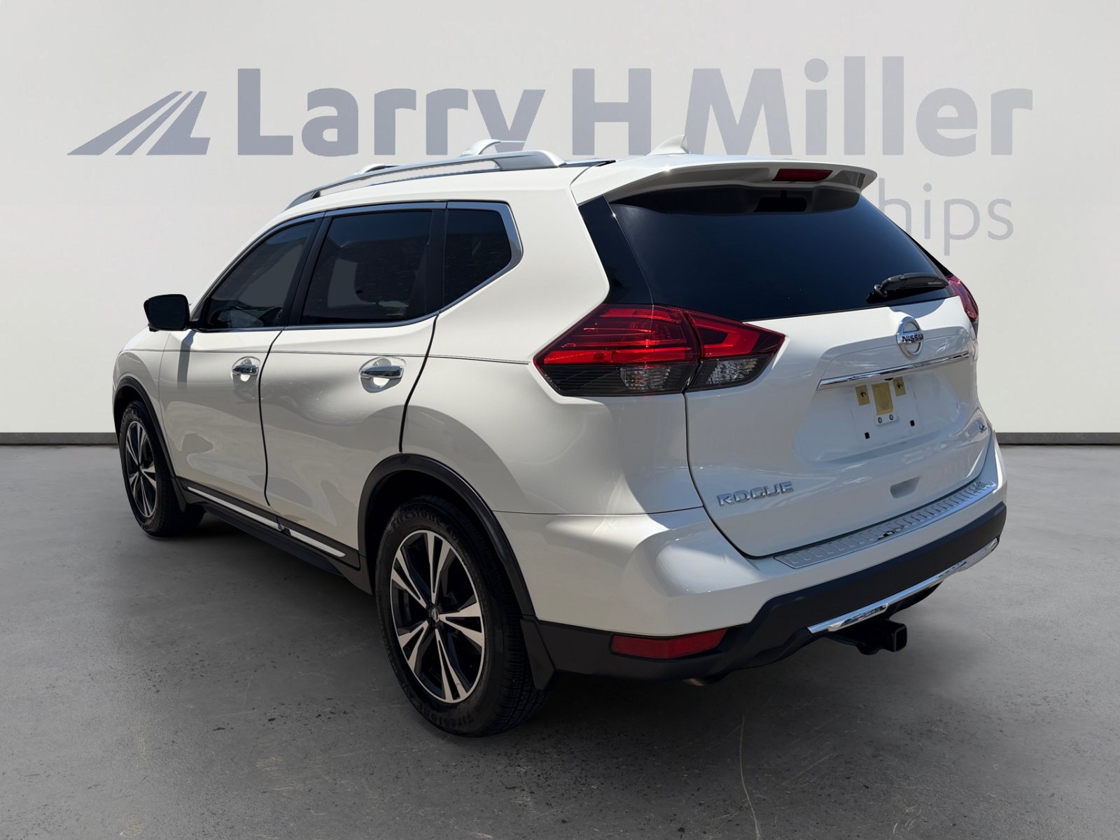 Used 2017 Nissan Rogue SL w/ SL Premium Package FWD image 3