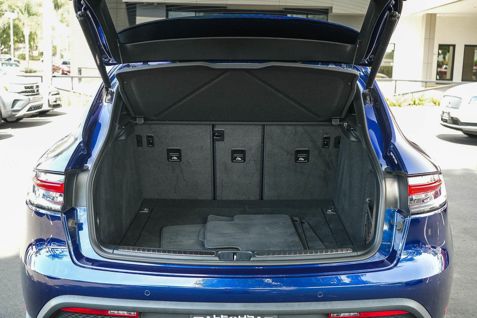 Used 2023 Porsche Macan AWD/4WD image 25