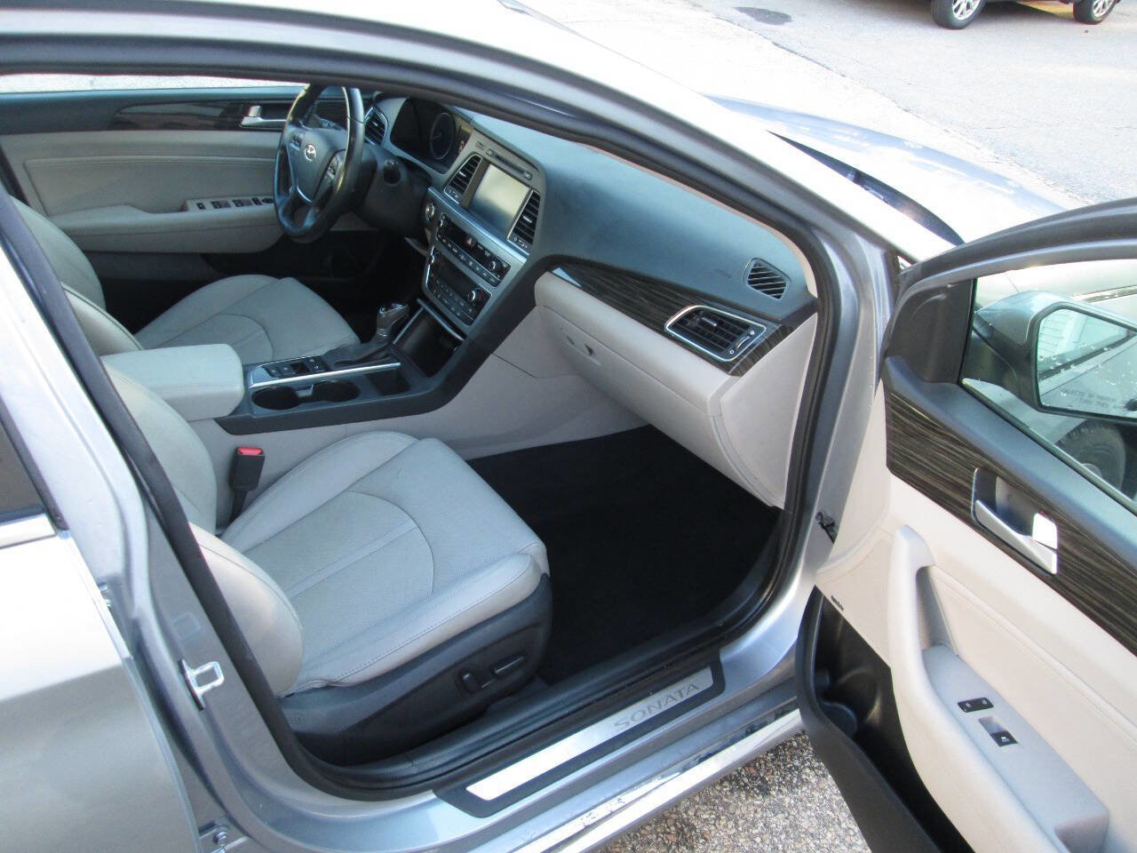 Used 2017 Hyundai Sonata Limited w/ Ultimate Package 04 image 21
