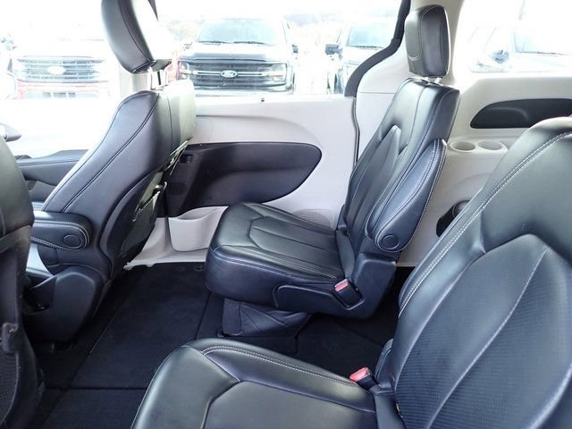 Used 2023 Chrysler Pacifica Touring-L image 17