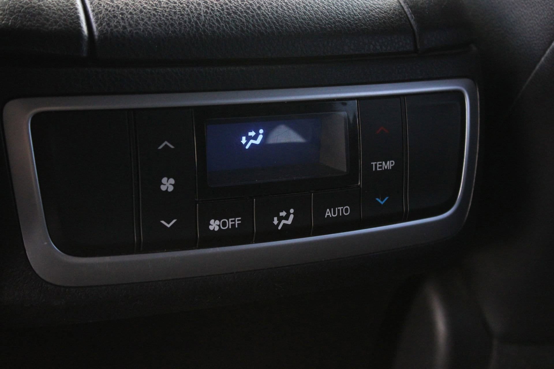 Used 2018 Toyota Highlander Plus w/ Carpet Mat Package (TMS) AWD/4WD image 19