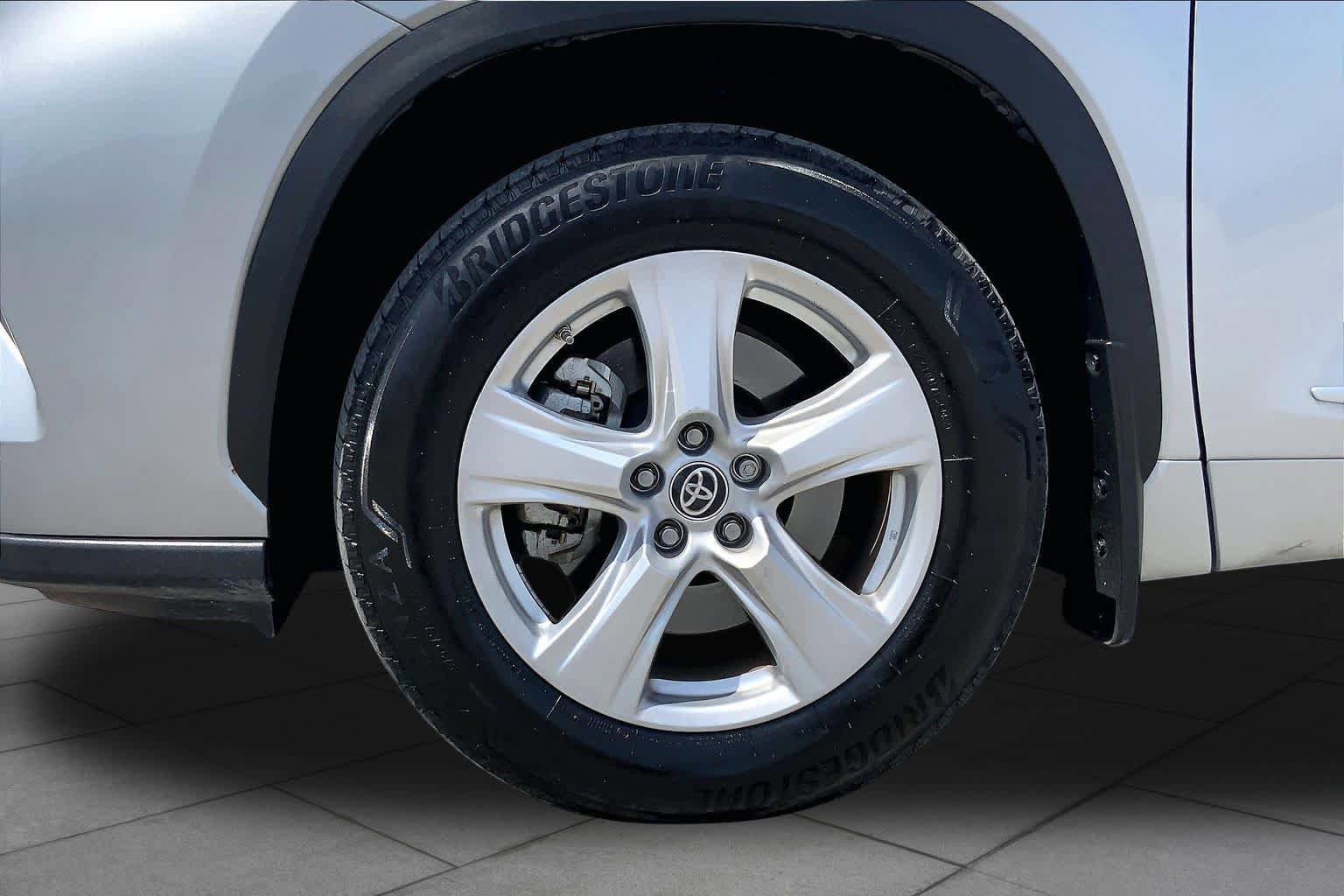 Used 2023 Toyota Highlander LE FWD image 11
